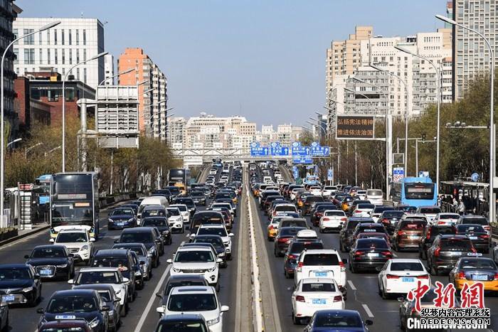 12月7日，汽车行驶在北京西二环路上。当天，北京市向社会公布修订后的《北京市小客车数量调控暂行规定》和《〈北京市小客车数量调控暂行规定〉实施细则》。该新政将于2021年1月1日起正式实施。
/p中新社记者 田雨昊 摄