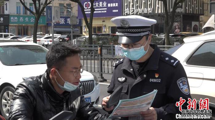 交通民警正在向市民宣传今年5月1日将实施的《上海市非机动车安全管理条例》 张践 摄
